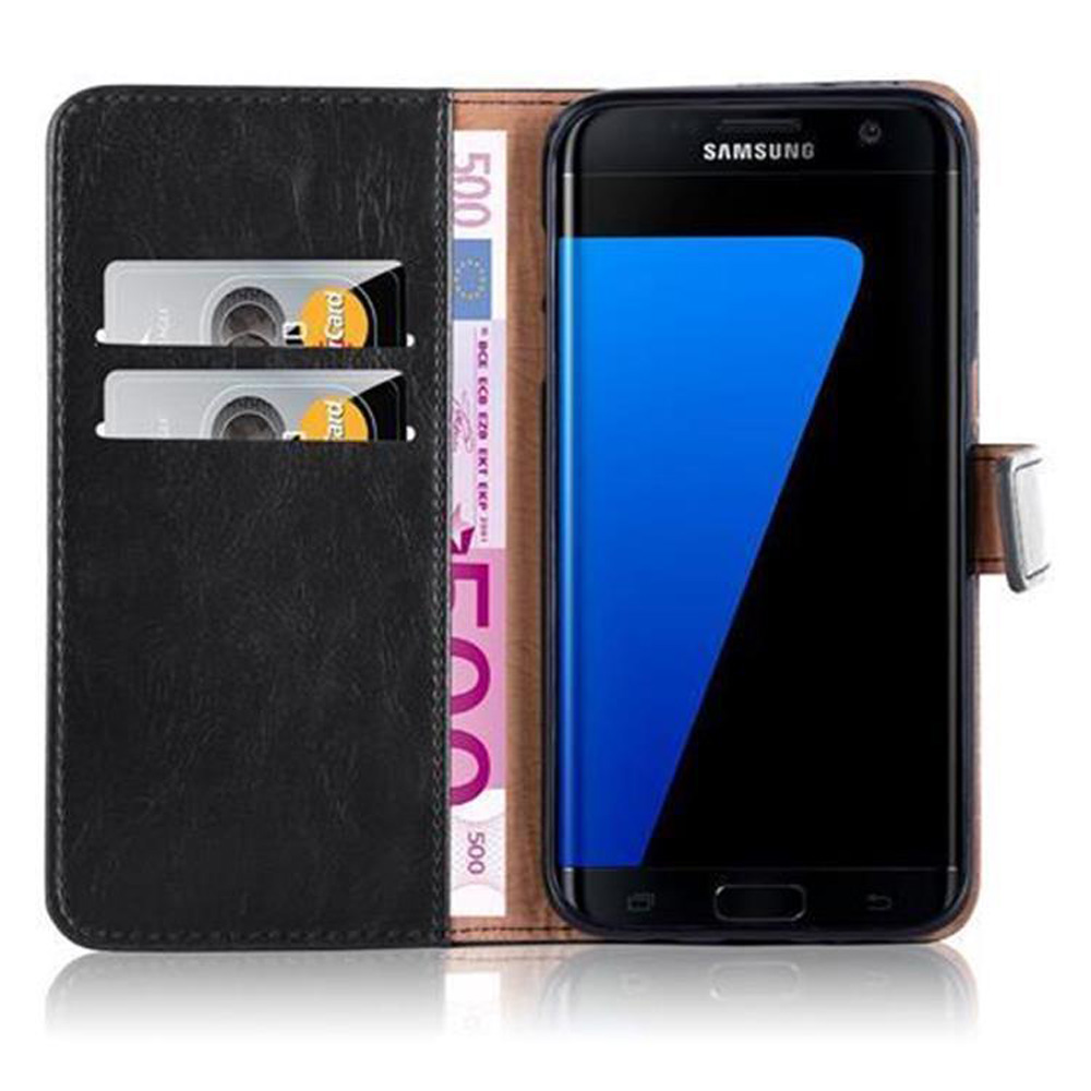 Teléfono en una funda tipo billetera. Muestra tarjetas de crédito y efectivo. Funda negra con solapa de cuero marrón. Teléfono Samsung.
