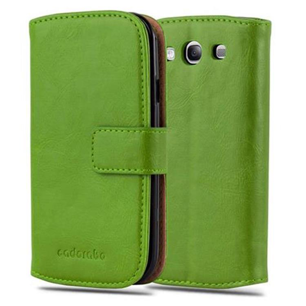 Funda de teléfono verde con tapa abierta. Teléfono en la funda. Texto en la funda: endoraba.