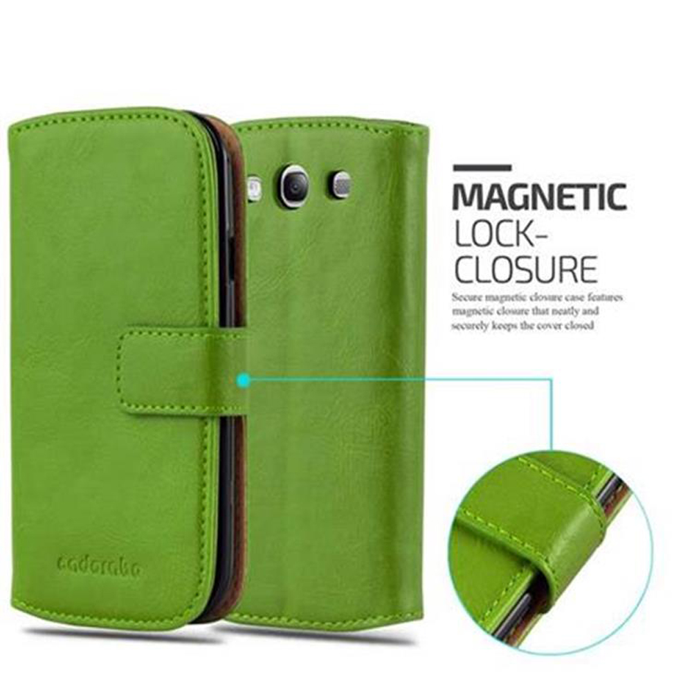 Funda verde para teléfono. Cierre magnético. Primer plano del cierre visible.