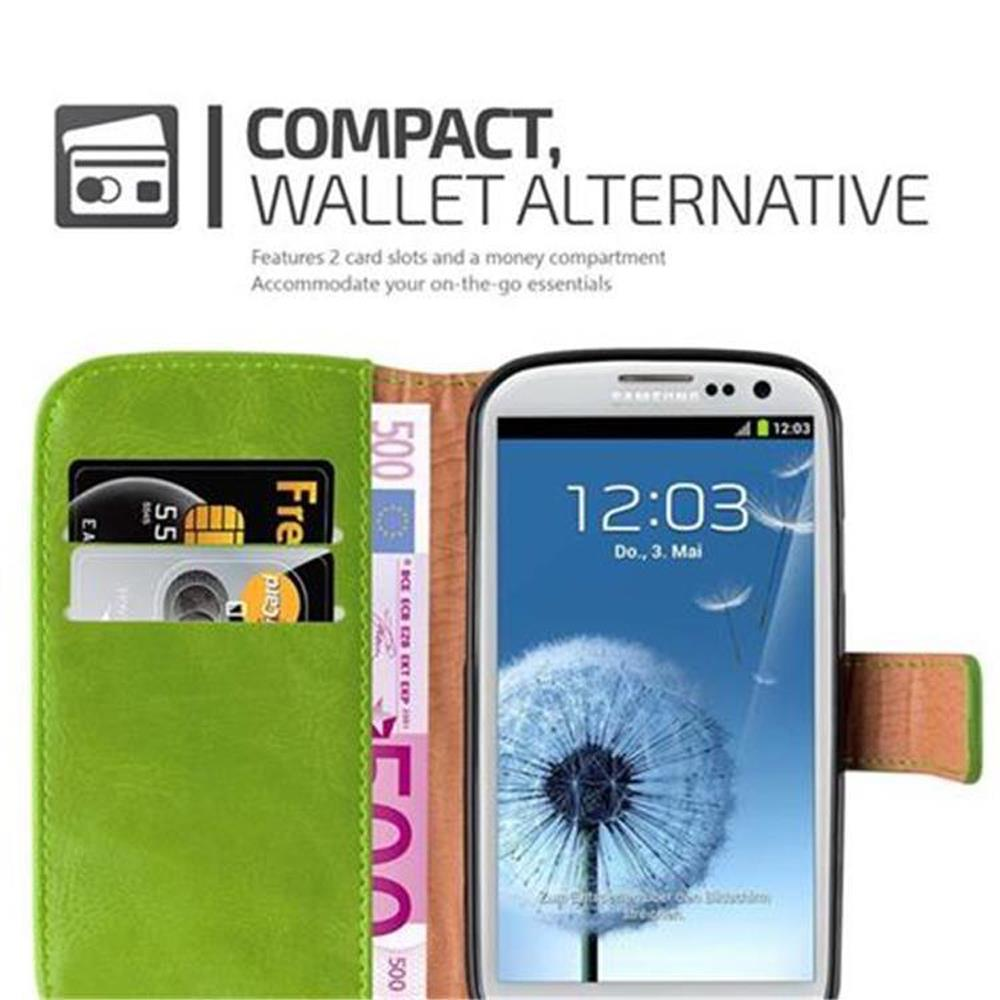 Cartera de teléfono verde con un teléfono. La cartera tiene ranuras para tarjetas y un bolsillo para efectivo.