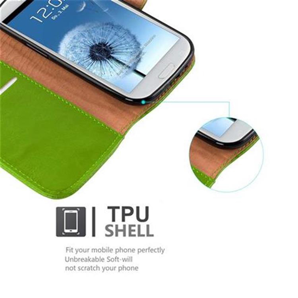 Un teléfono en una funda de cuero verde y marrón. El texto en la parte inferior dice: TPU SHELL. Adapte perfectamente su teléfono móvil.