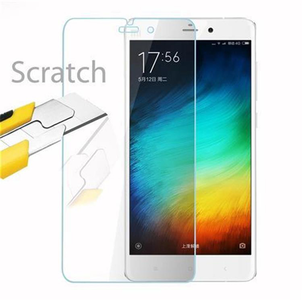 Smartphone con protezione schermo e taglierino. Lo schermo mostra ora e data. Testo: Scratch.