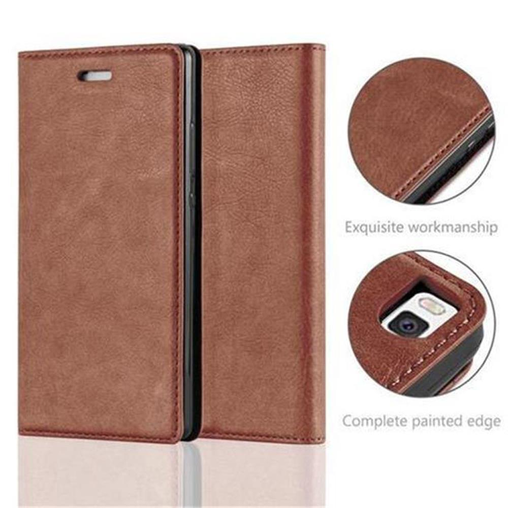 Funda de teléfono marrón, abierta hacia un lado. Se muestran detalles de los bordes y la cámara del teléfono.