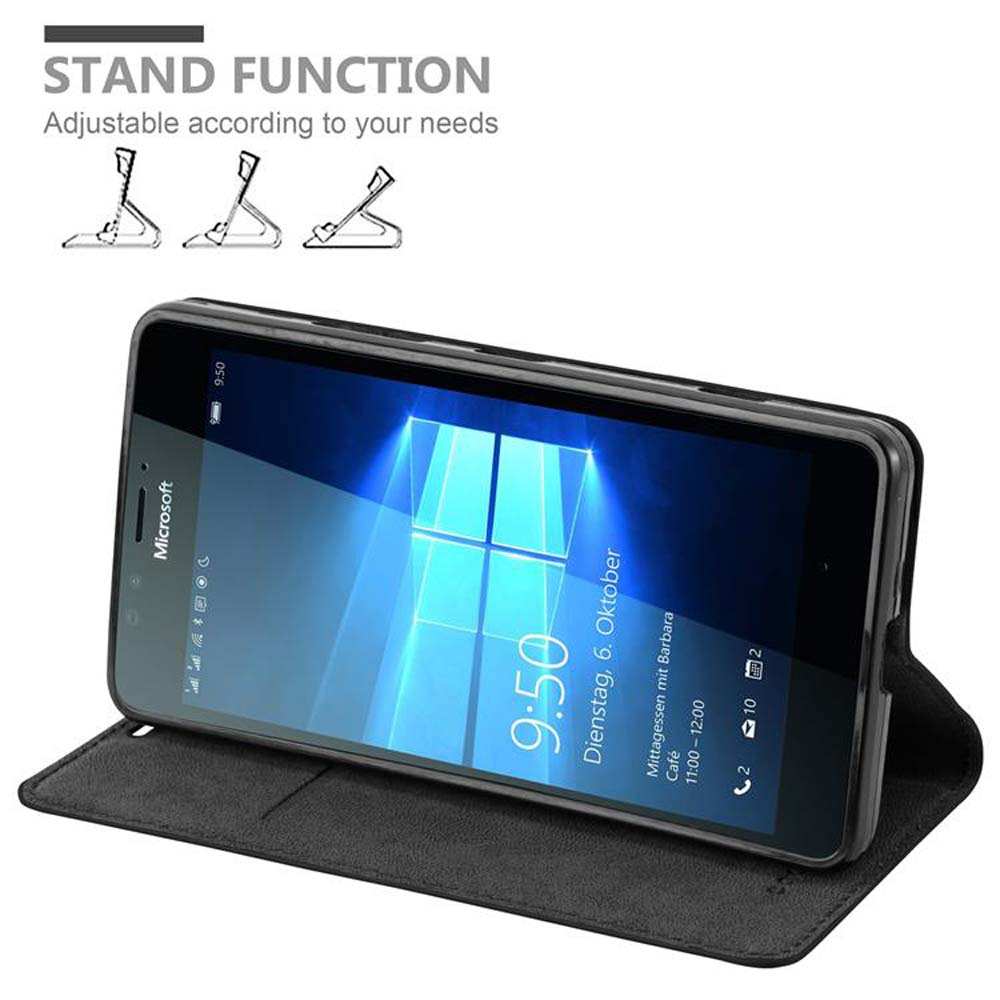 Un telefono nero in una custodia aperta, che mostra il display. La funzione stand è pubblicizzata.