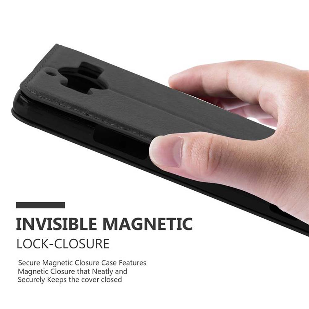 Mano che tiene una custodia nera chiusa. Grafica chiusura magnetica invisibile.