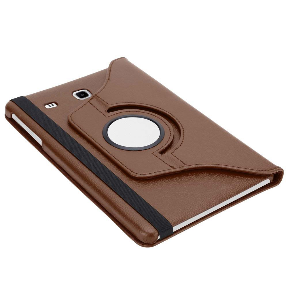 Braune Leder-Tablettasche mit schwarzem Riemen, vor weißem Hintergrund.
