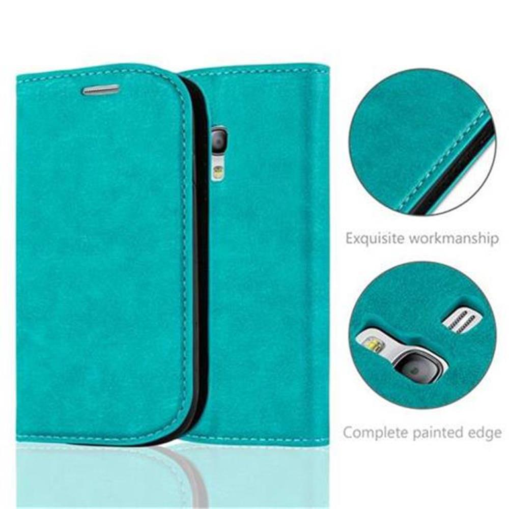 Una funda de teléfono verde azulado con un teléfono dentro. La funda está abierta. Los detalles muestran las costuras y el acabado de los bordes.