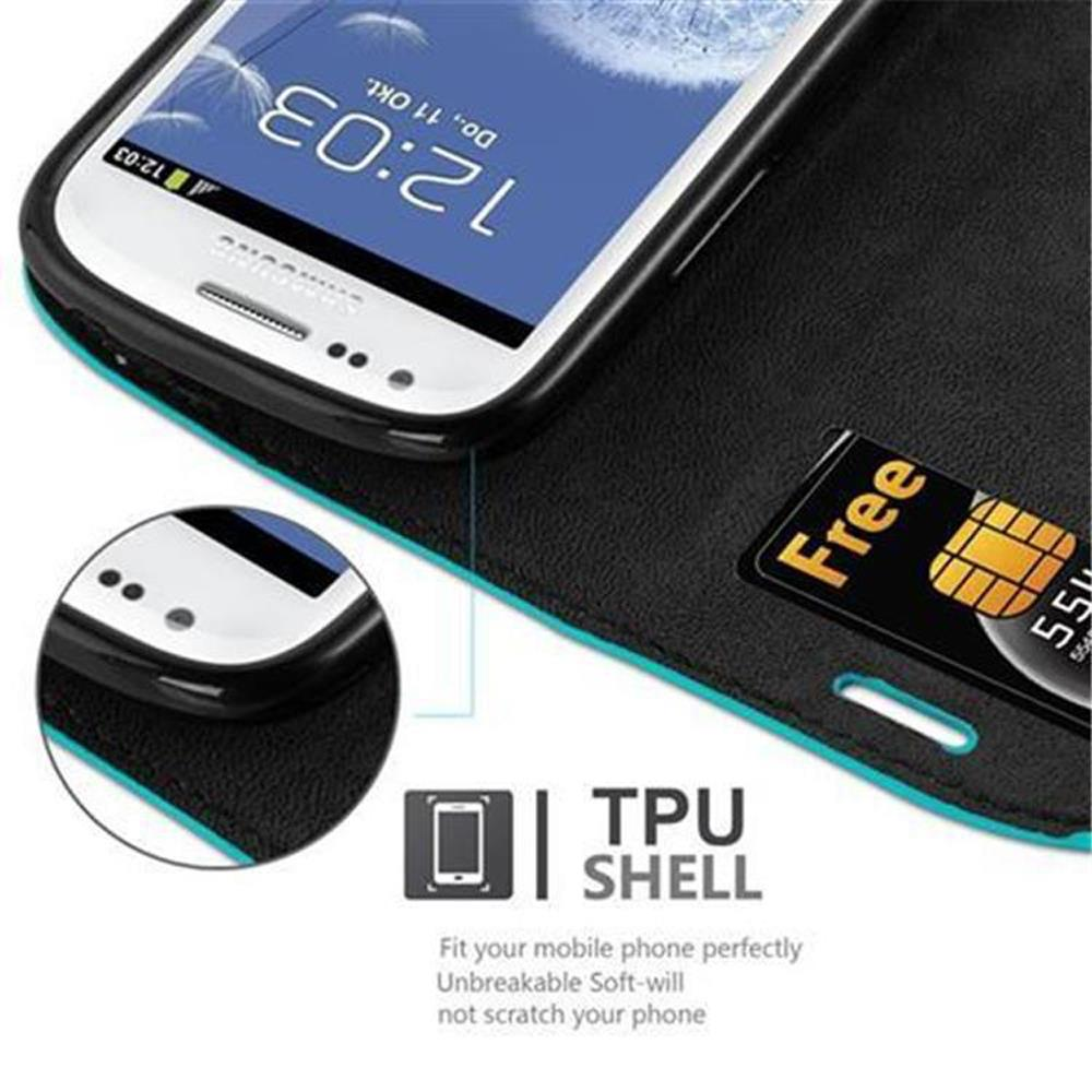 Teléfono dentro de funda negra con tarjeta de crédito. Texto: TPU Shell.