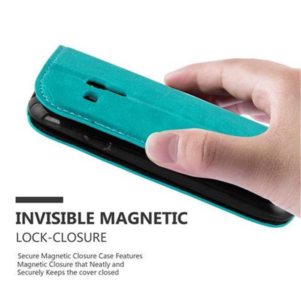 Una mano abriendo una funda de teléfono turquesa, revelando un teléfono negro en el interior.