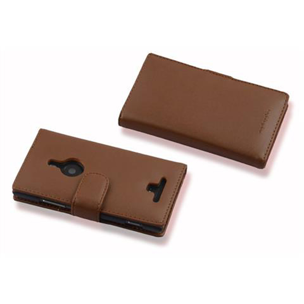 Étui de téléphone marron, fermé. Montre les boutons et l'appareil photo du téléphone. L'étui est en cuir marron. Fond blanc.