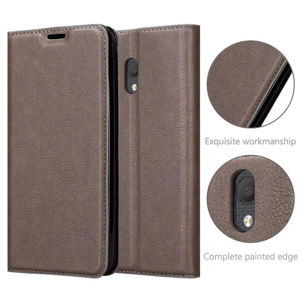 Eine braune Handyhülle, offen, mit einem Telefon darin. Nahaufnahmen zeigen das Design und die Qualität.