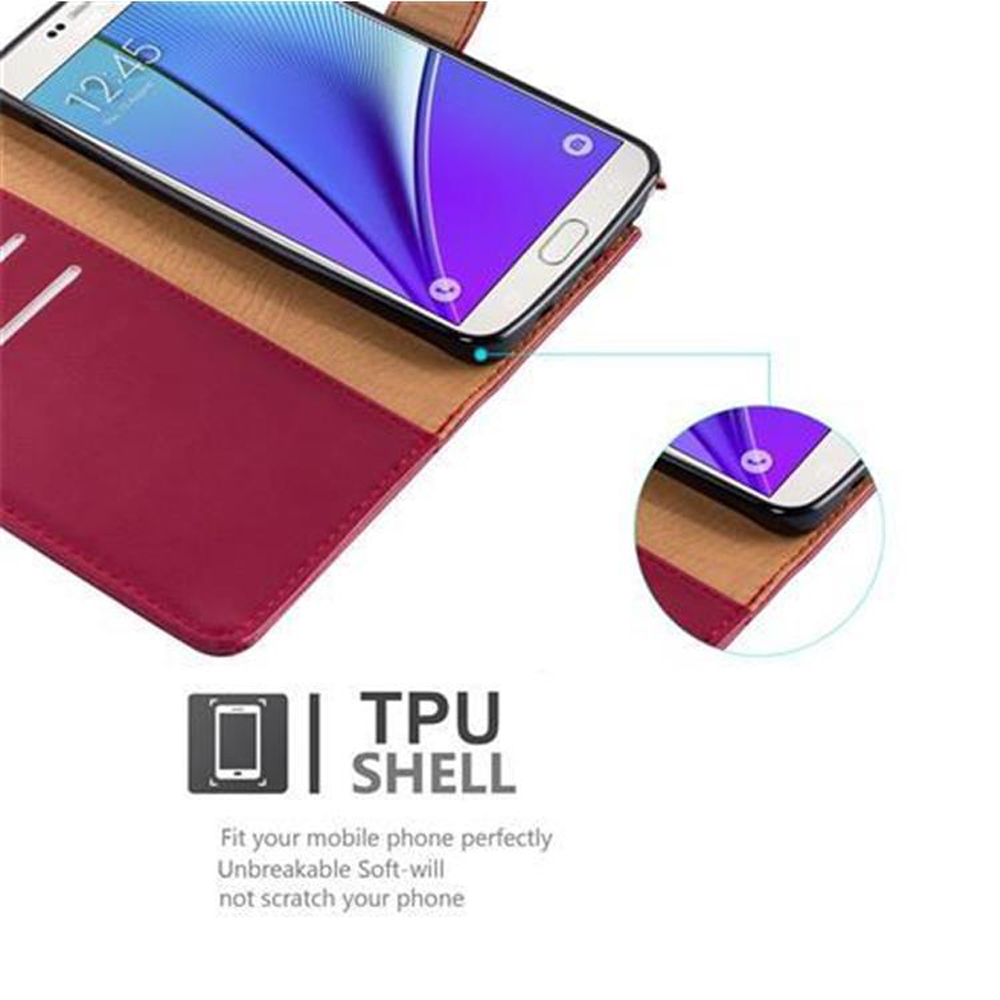 Teléfono en una funda roja, dentro de una funda tipo cartera. Parte de la pantalla visible.