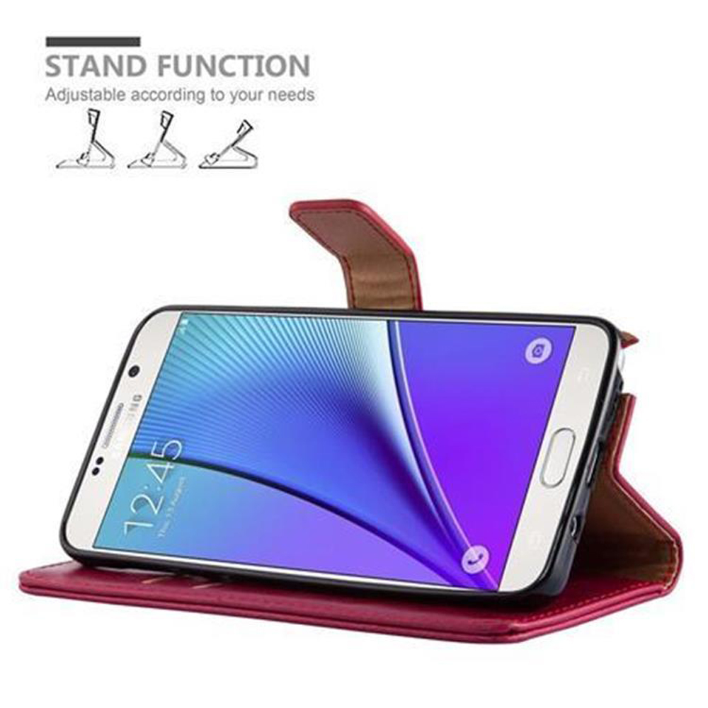 Teléfono en funda roja. La funda se puede usar como soporte.