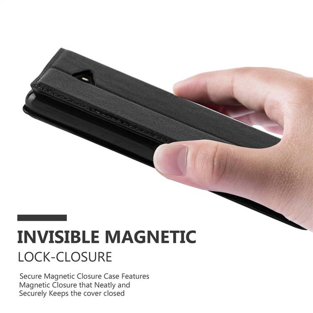 Mano che tiene una custodia nera per telefono, chiusa. Testo: Chiusura magnetica invisibile.