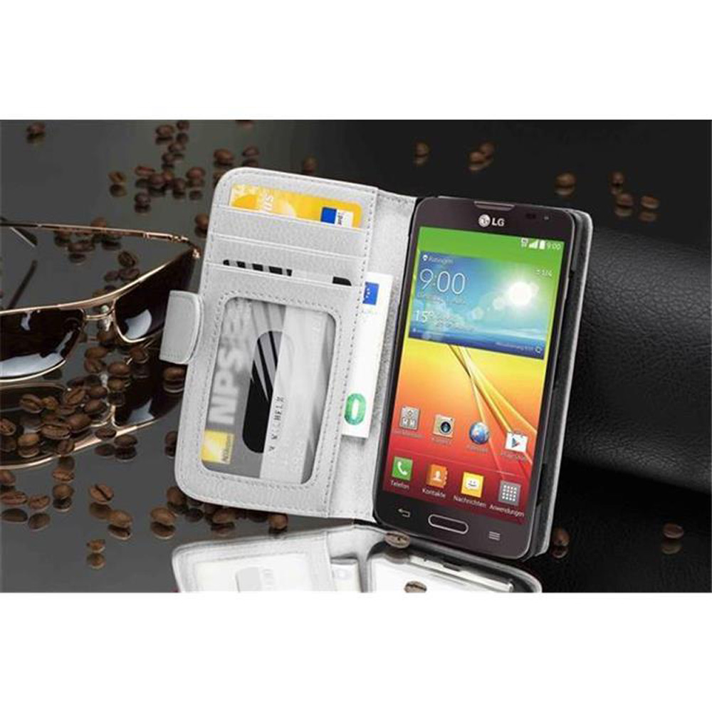 Ein Telefon in einer Brieftaschentasche, mit Kreditkarten und einem Euroschein sichtbar. Sonnenbrille und Kaffeebohnen sind in der Nähe.