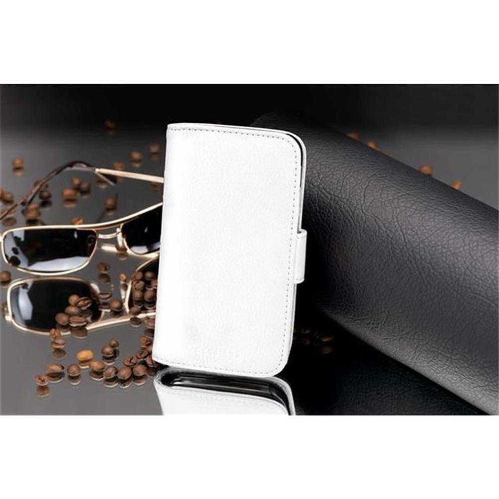 Weiße Handyhülle neben Sonnenbrille und Kaffeebohnen auf reflektierender schwarzer Oberfläche.