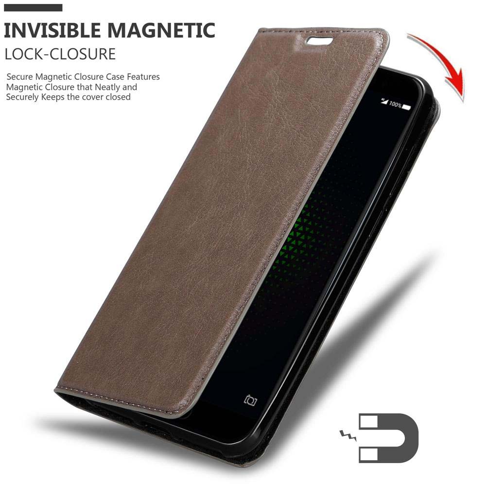 Telefon in einer braunen Lederhülle mit Magnetverschluss. Die Hülle ist geöffnet und gibt den Bildschirm frei.