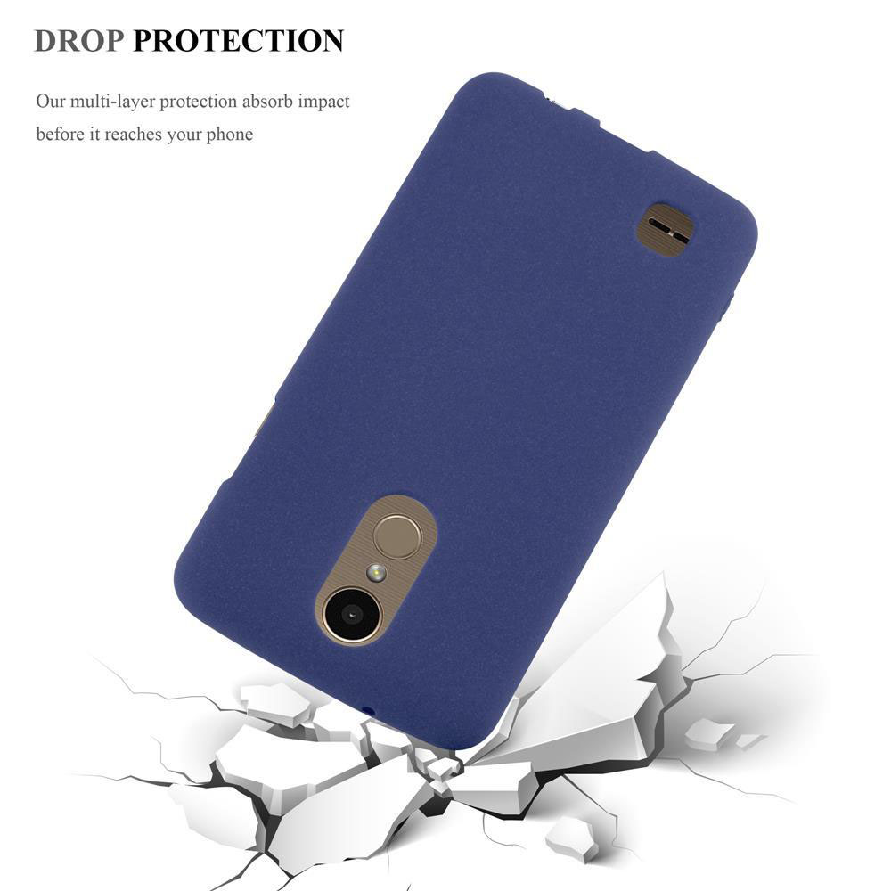 Funda azul, protección contra caídas. Teléfono en superficie con grietas.