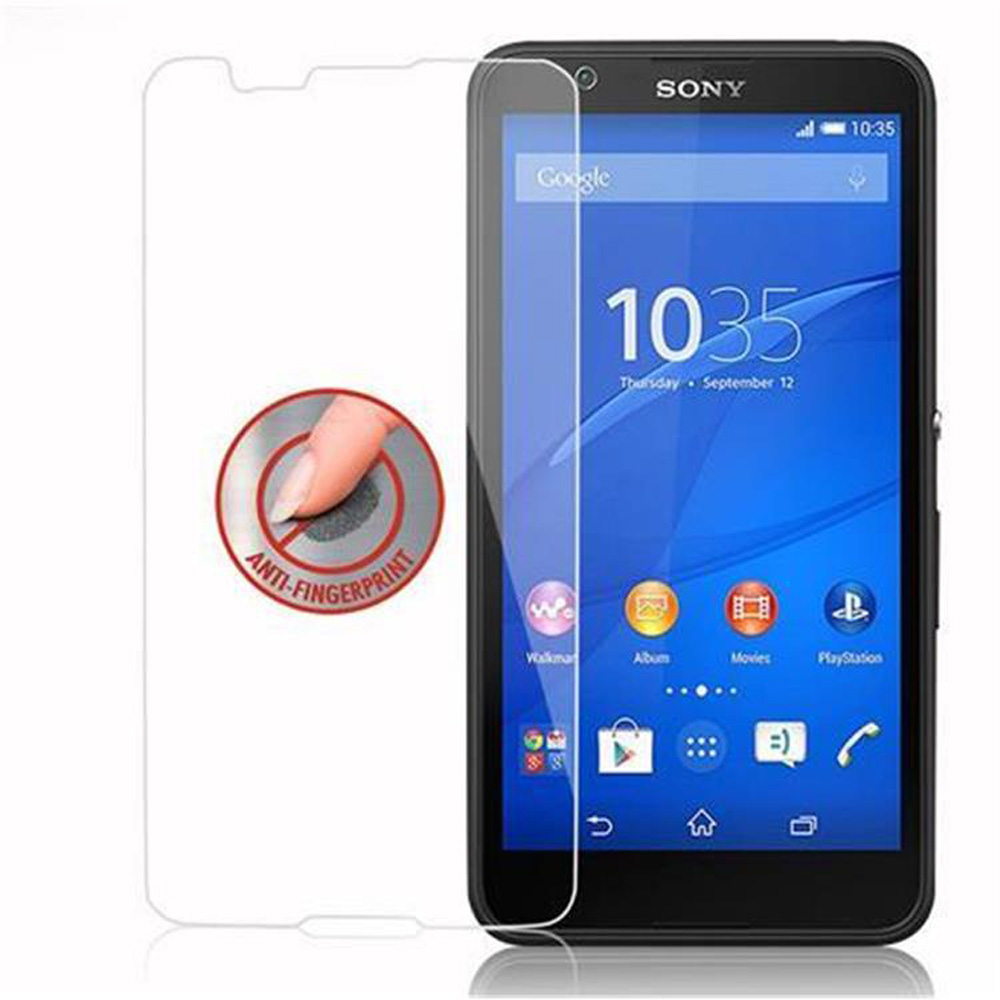 Telefono Sony con protezione schermo. Il telefono mostra Google e l'ora, con icone sullo schermo. Un dito tocca la protezione.