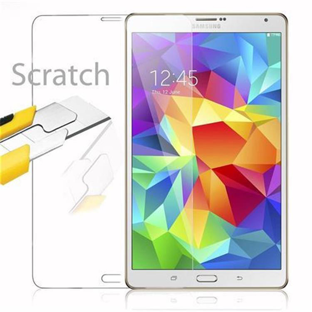 Un tablet accanto a una protezione schermo, con un coltello che taglia la protezione.