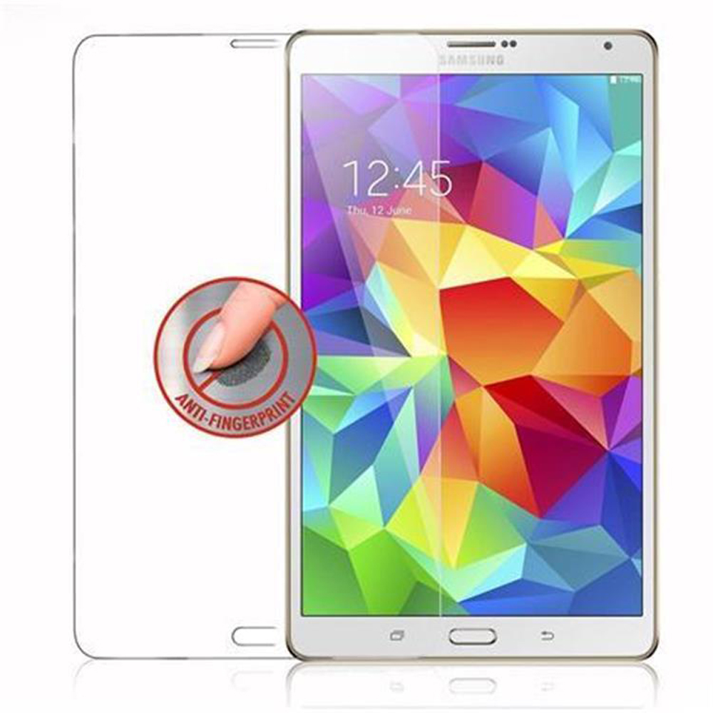Tablet Samsung con protezione schermo. Un dito tocca il cerchio anti-impronta.