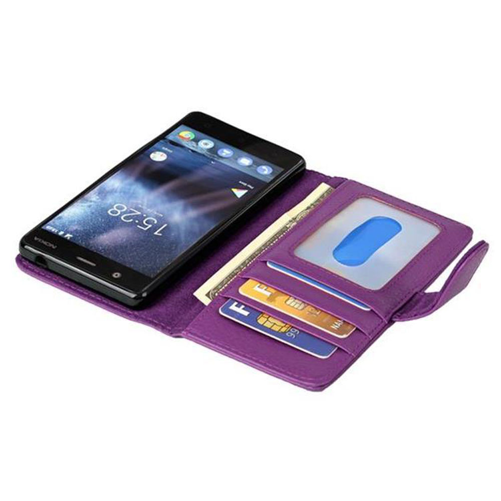 Una custodia per telefono viola con carte e un telefono che mostra un orologio e app, su una superficie bianca.