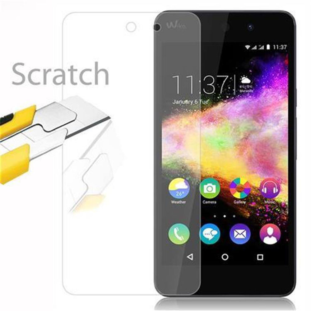 Una pantalla de teléfono cubierta por un protector. Un cuchillo se usa para quitarlo.