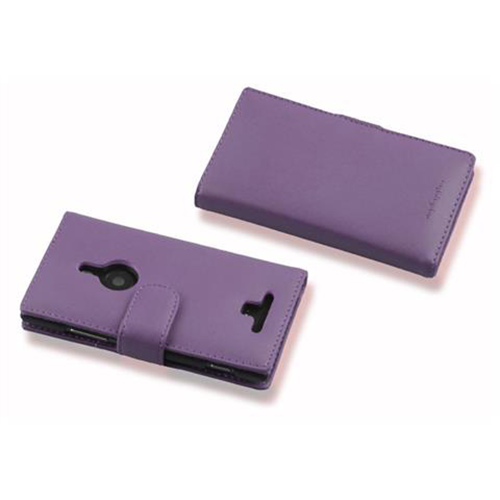 Étui de téléphone violet. L'étui est fermé. Il a une fermeture à bouton et une découpe pour l'appareil photo.