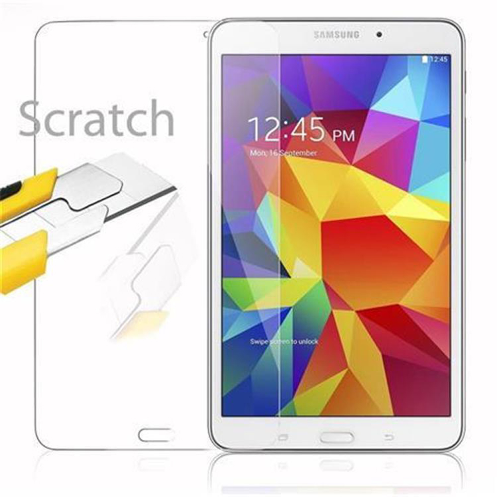Un tablet con una protezione per lo schermo e una scatola. Un taglierino è mostrato accanto al tablet.