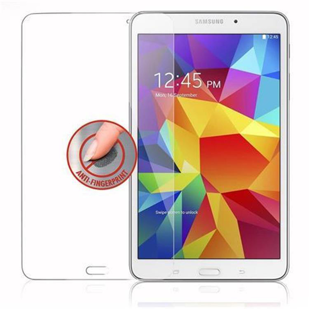 Tablet con protezione schermo, ora mostrata, dito che lo tocca.