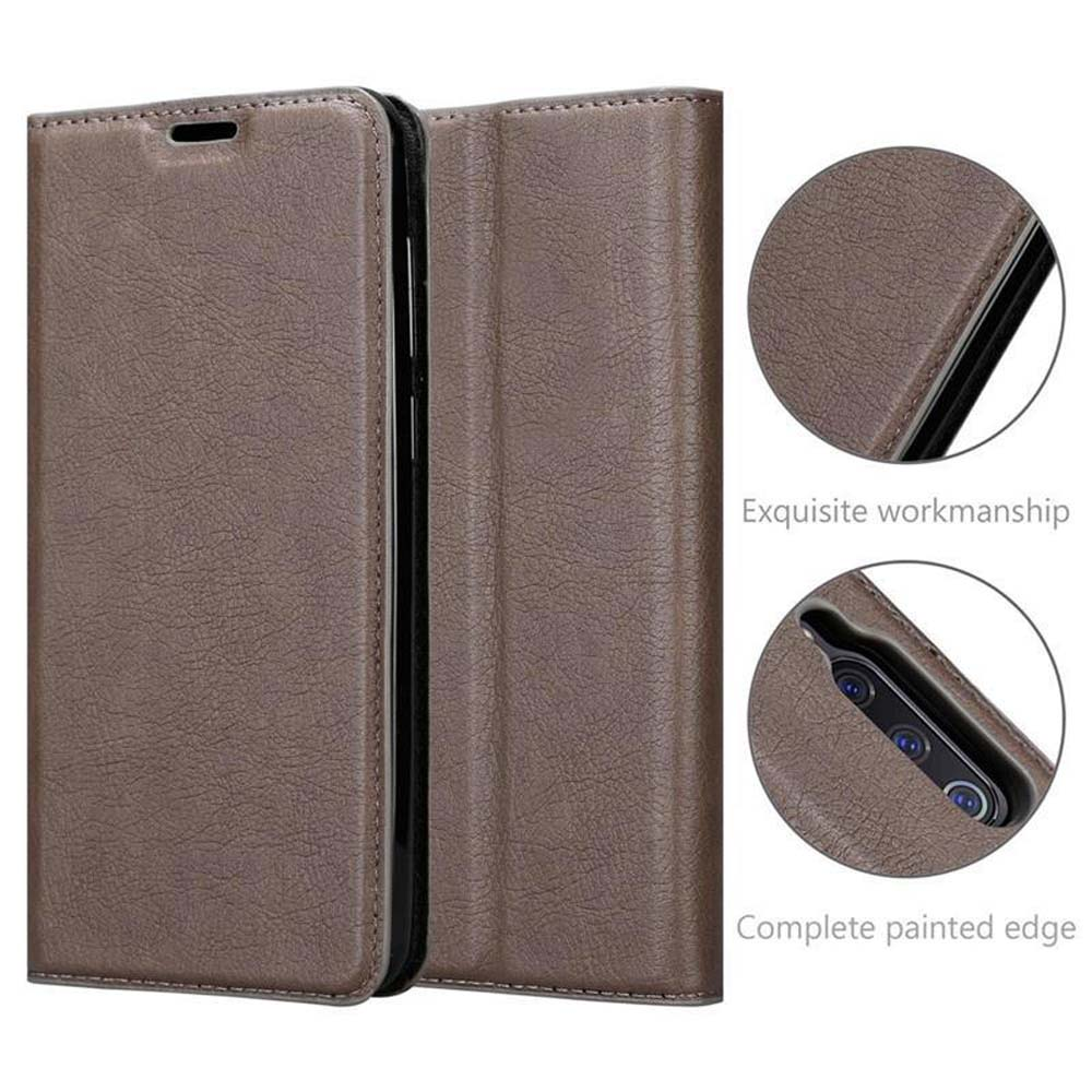 Braunes Leder-Handycase, geöffnet. Detaillierte Ansichten zeigen Nähte und Kantenfarbe.