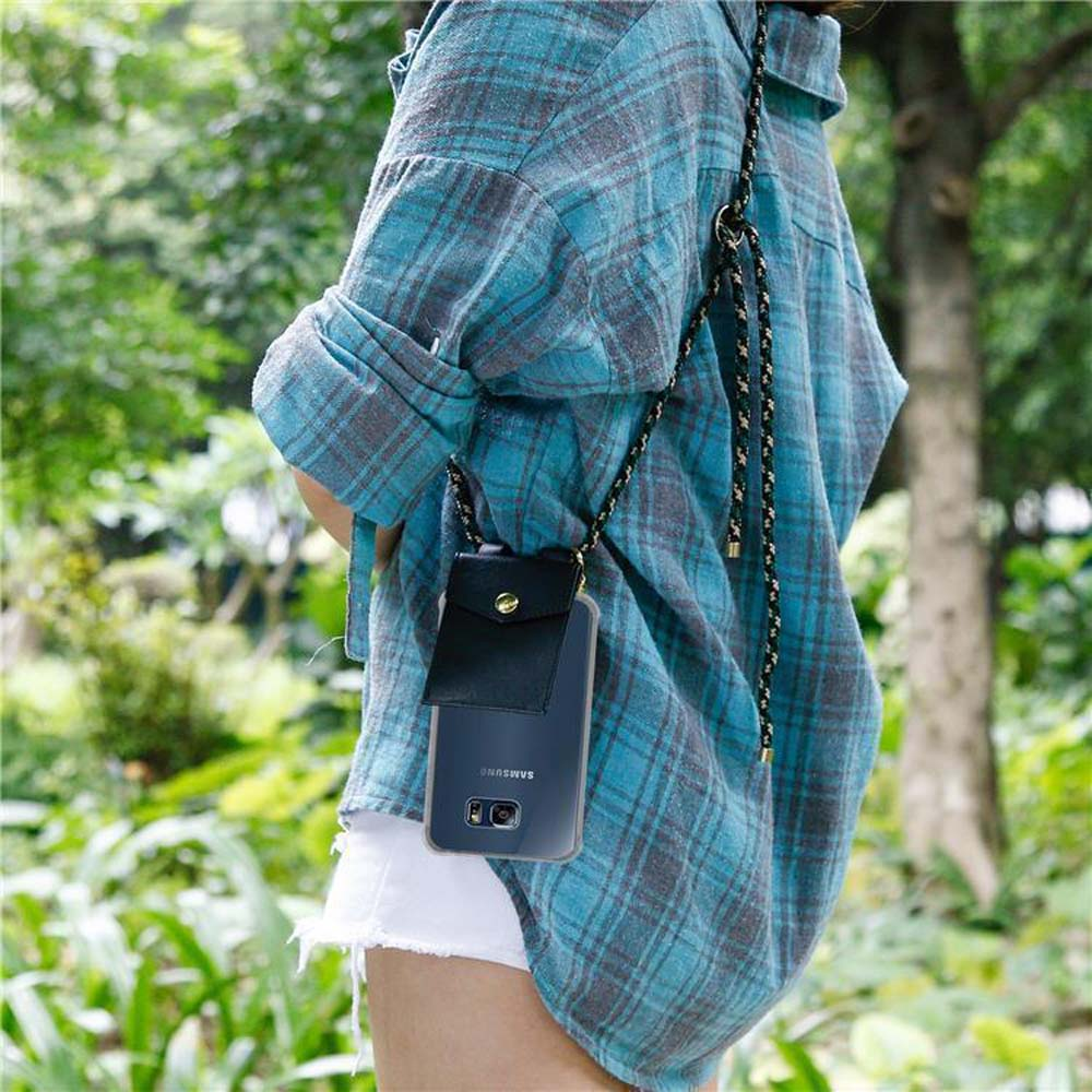 Persona con camicia a quadri blu che indossa una custodia nera per telefono con cordino.