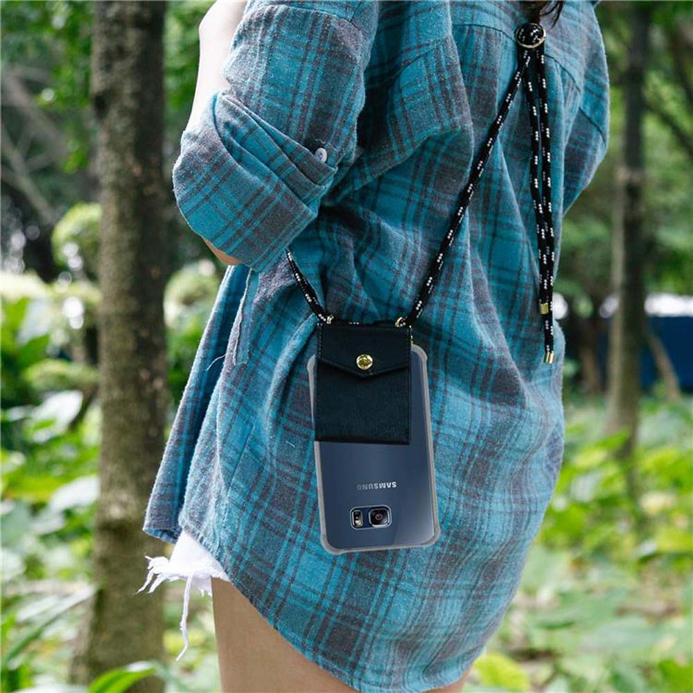 Persona con camicia a quadri con custodia per telefono nera appesa al collo.