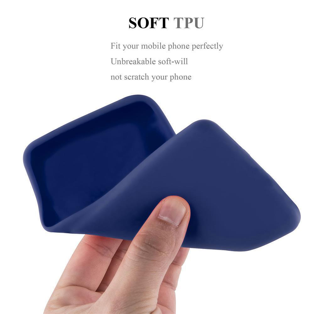 Hand hält eine blaue Handyhülle.