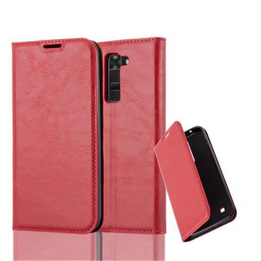 Funda roja abierta. Teléfono negro dentro. Fondo blanco. Cuero rojo.