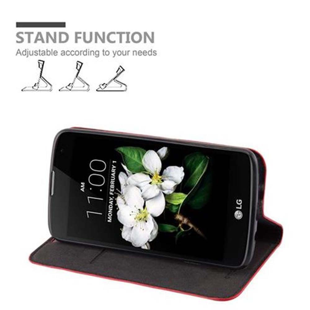 Un teléfono en una funda, abierto, con una pantalla que muestra flores y la hora. Ilustración de función de soporte.