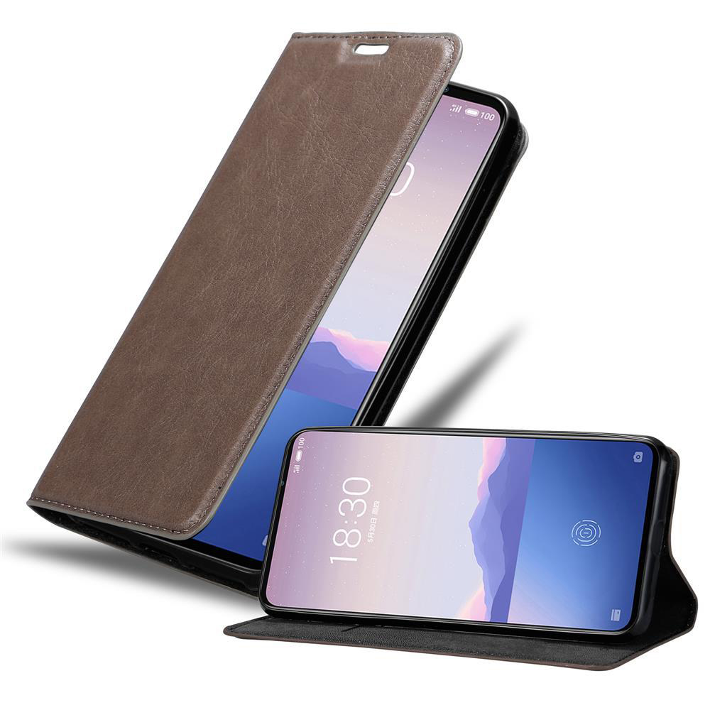 Funda de teléfono marrón con teléfono dentro, abierta y cerrada. Muestra hora y fondo.