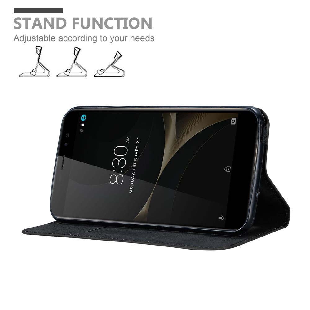 Schwarzes Telefon in einer schwarzen Hülle, geöffnet. Standfunktion gezeigt. Weißer Hintergrund.