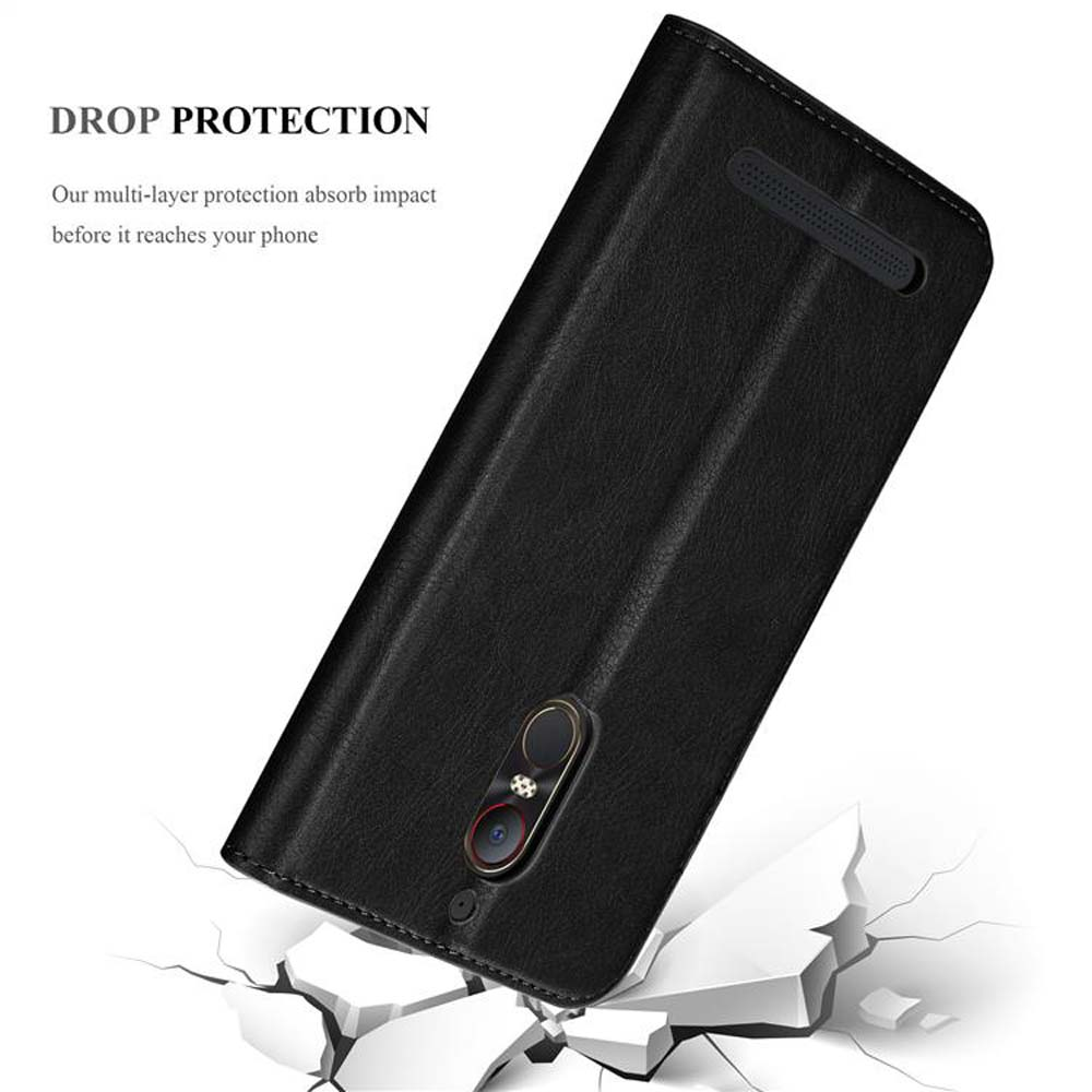 Eine schwarze Handyhülle mit einem Telefon darin. Die Hülle liegt auf einer weißen Oberfläche mit zerbrochenen Teilen.