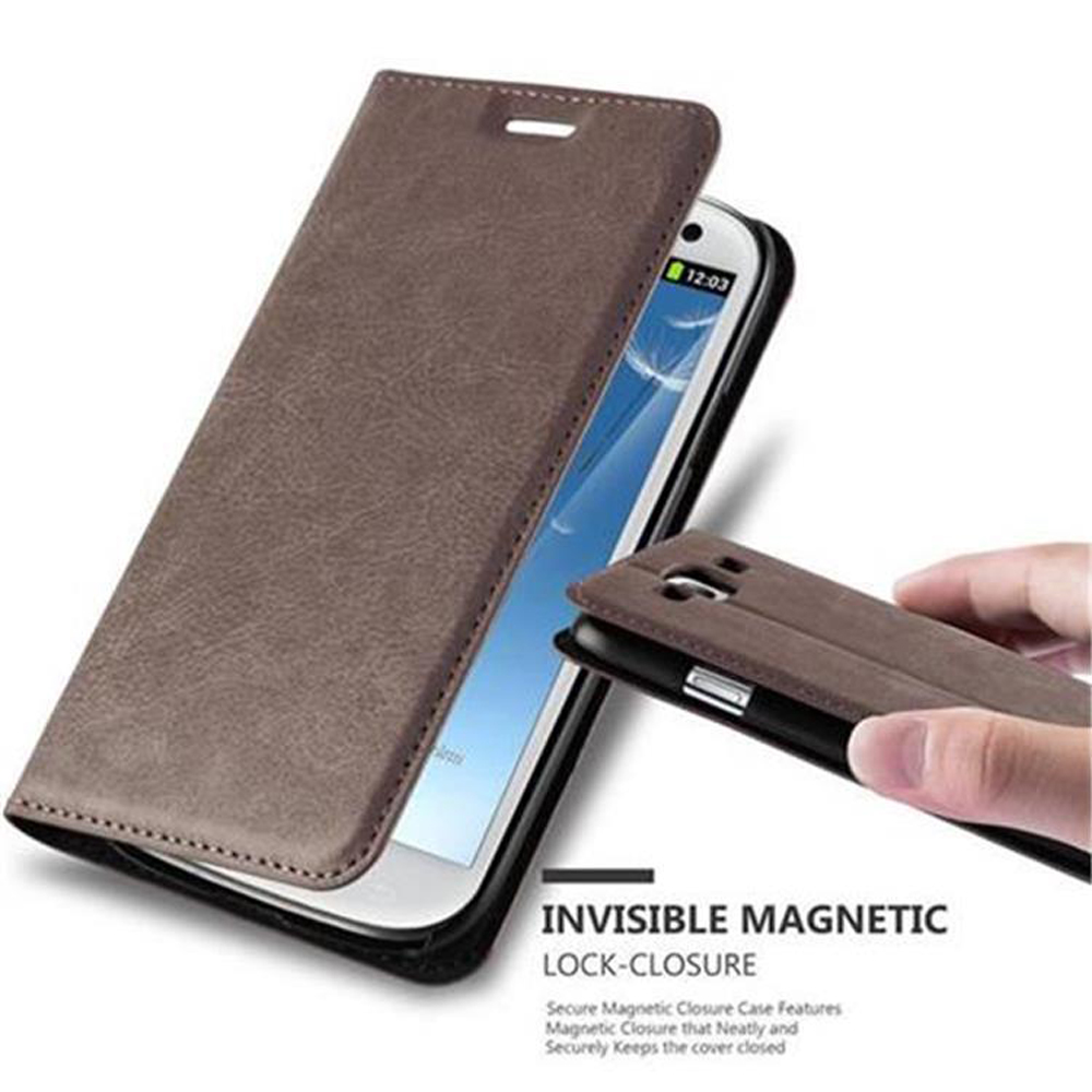 Funda de teléfono marrón con teléfono dentro, abierta. Texto en la funda. Una mano sostiene la funda.