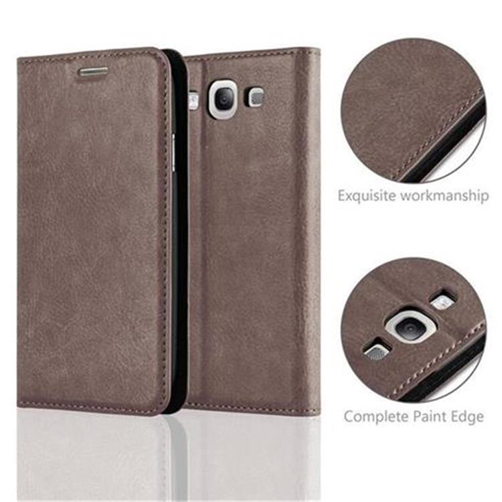 Funda de teléfono marrón, abierta y cerrada, con detalles de costuras y recortes de cámara.
