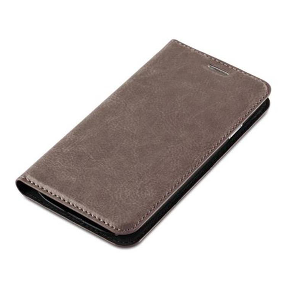 Funda de teléfono marrón, cerrada. La funda está cerrada y hecha de cuero. Está diseñada para cerrarse.