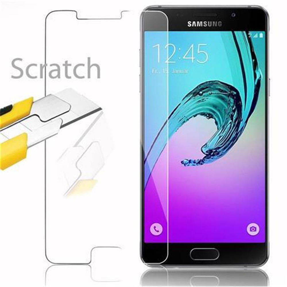 Teléfono Samsung con protector de pantalla. Un cuchillo corta el protector.
