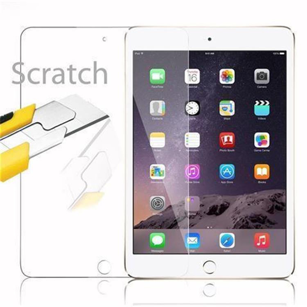 Un iPad con protezione per lo schermo e un coltello per rimuoverla. Lo schermo mostra icone di app.