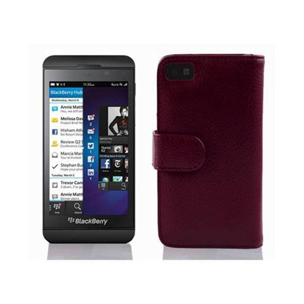 BlackBerry-Telefon und eine weinrote Leder-Handyhülle. Das Telefon ist eingeschaltet und zeigt den Bildschirm.