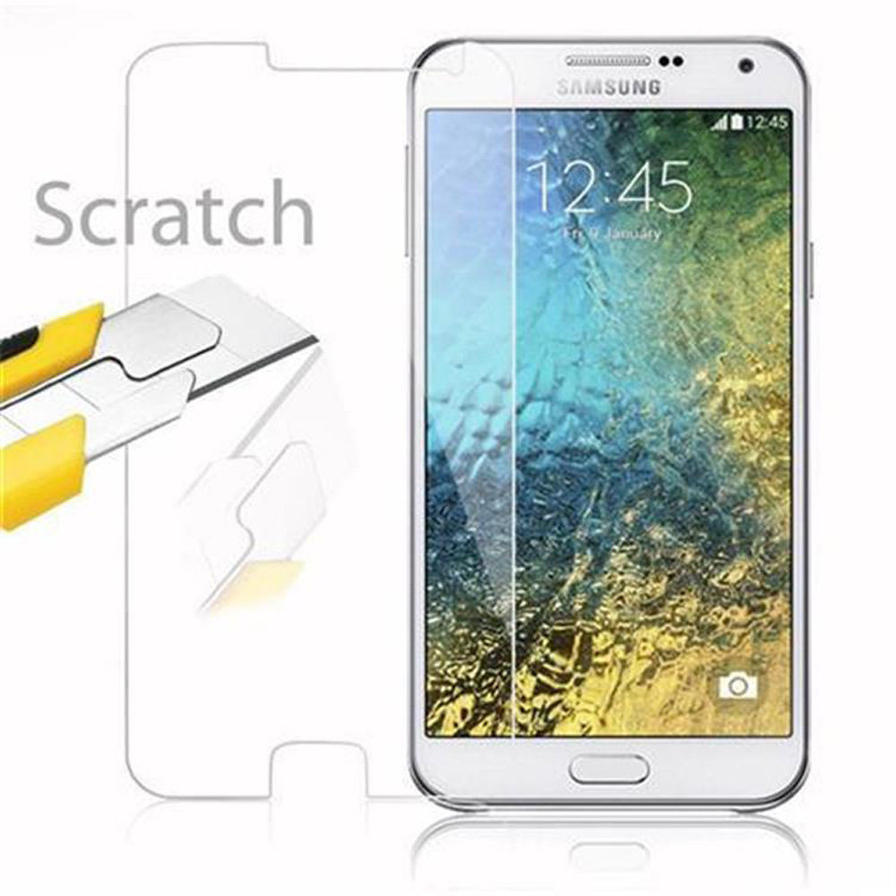 Proteggi schermo per telefono, con un telefono a destra, protezione e coltello. Lo schermo mostra l'ora.