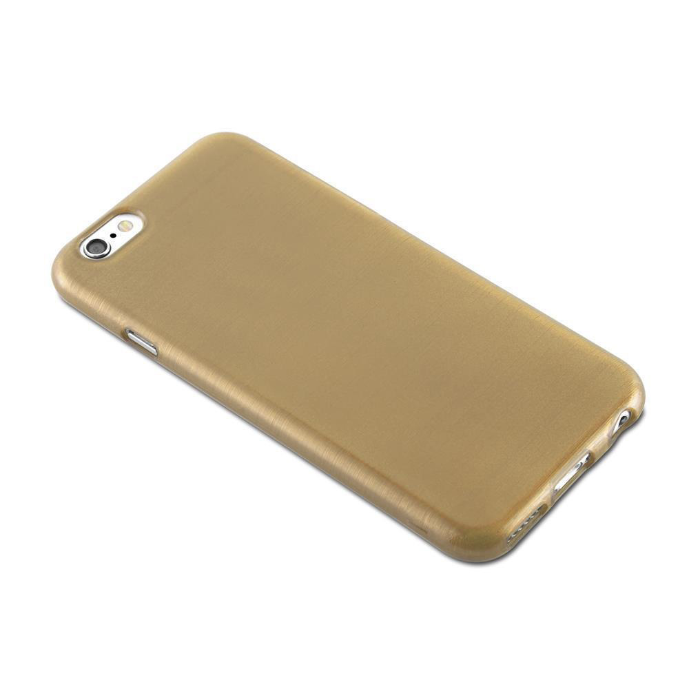 Funda dorada para teléfono. Teléfono sobre fondo blanco. La funda es dorada y tiene orificio para cámara.