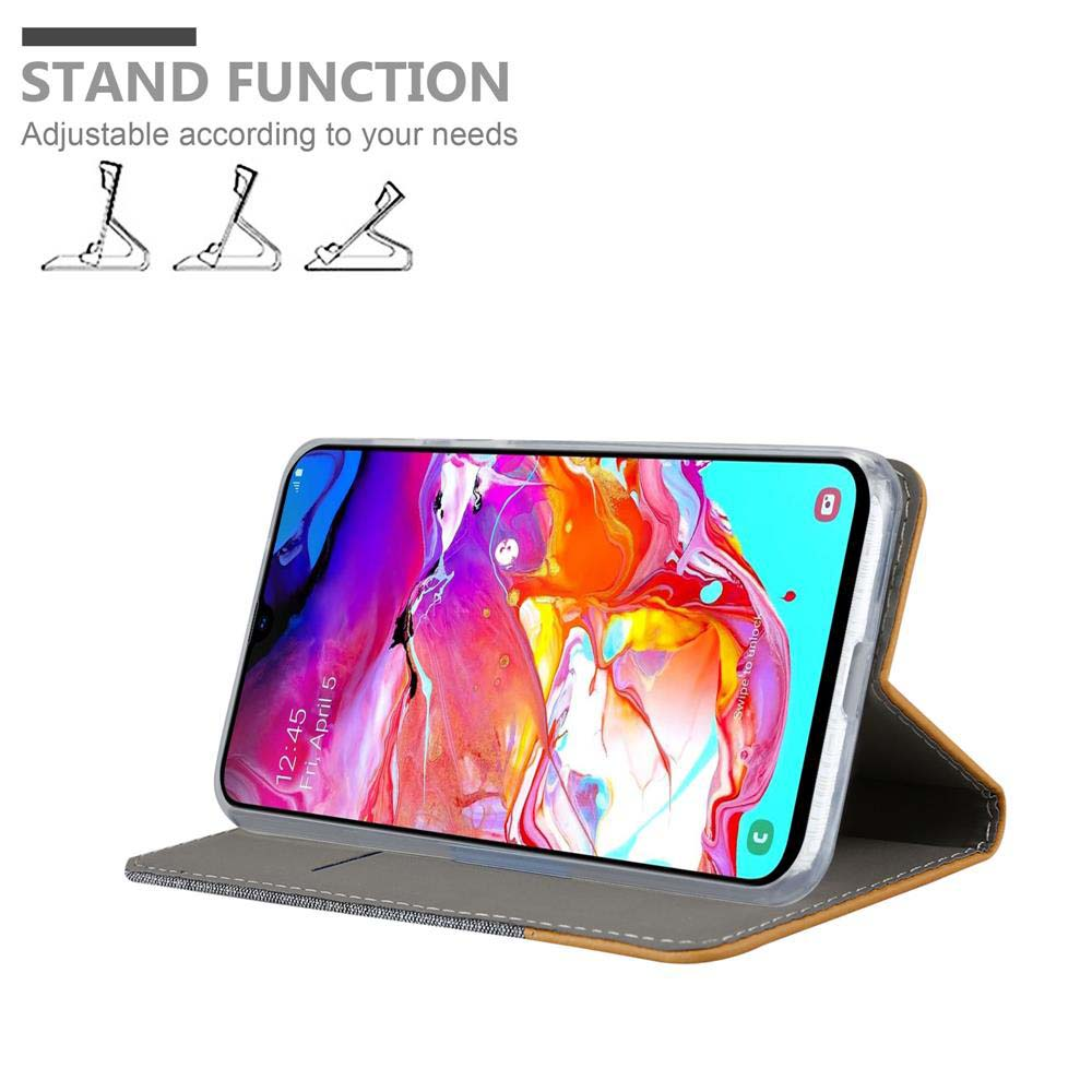Eine braune Handyhülle mit einem Telefon darin, das die Uhrzeit und das Datum anzeigt, und die Standfunktion.