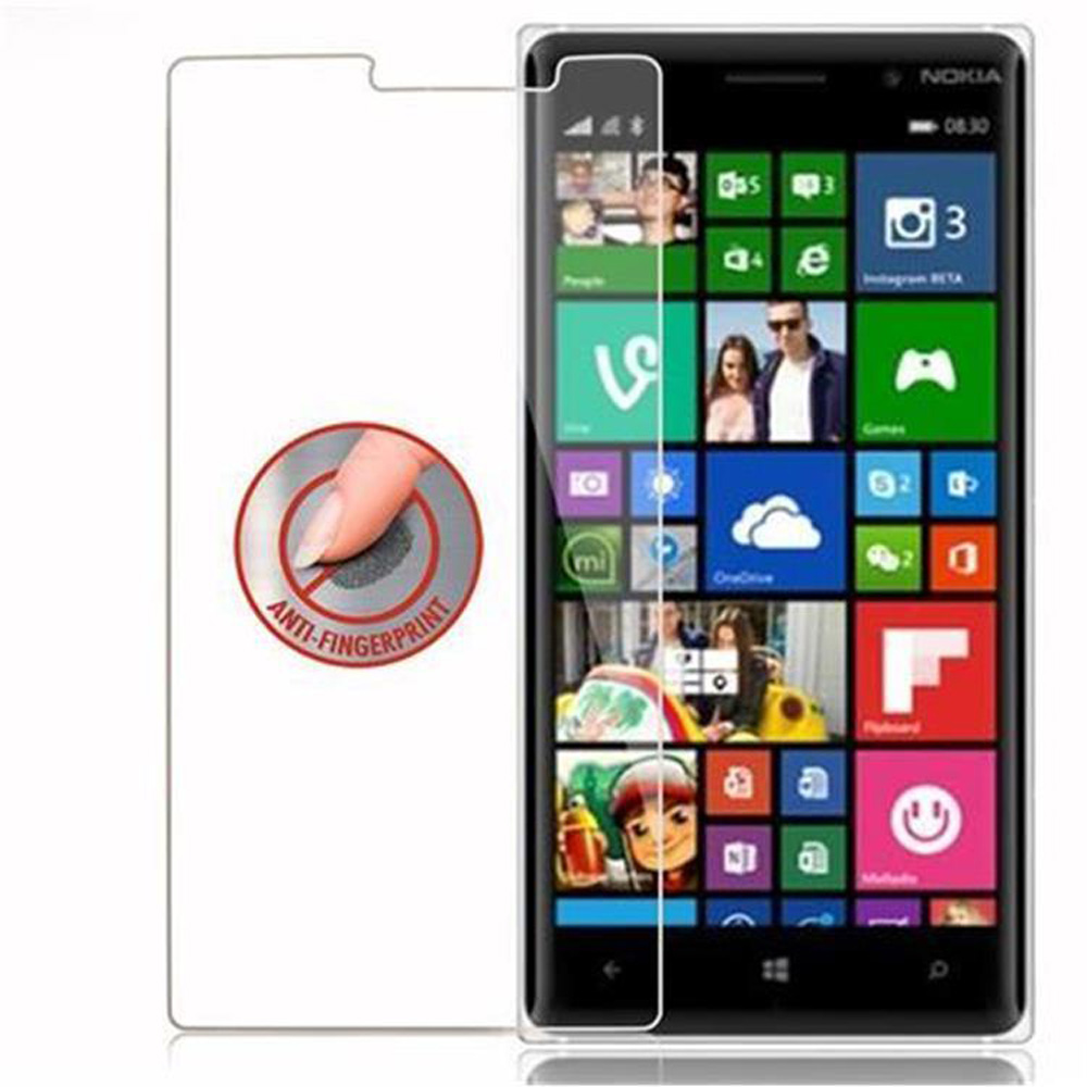 Uno smartphone con protezione schermo. Lo schermo mostra icone app, un dito tocca la protezione.