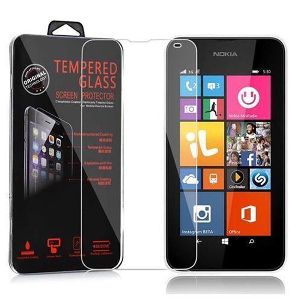 Telefono Nokia con protezione schermo. Il telefono mostra le app, una scatola a sinistra mostra i dettagli della protezione.